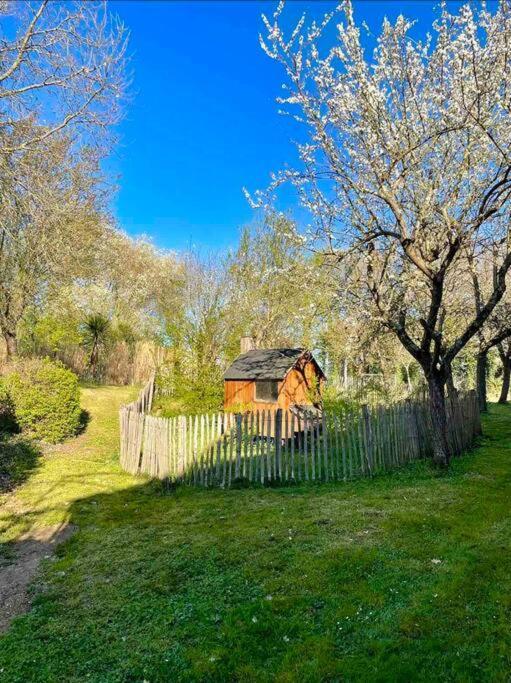 Maisons De Campagne. Vert. Hébergement de vacances